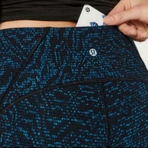 LIKE NEW Lululemon Athletica Speed Crops, Size 4, Blue, Black - Picture 4 of 9